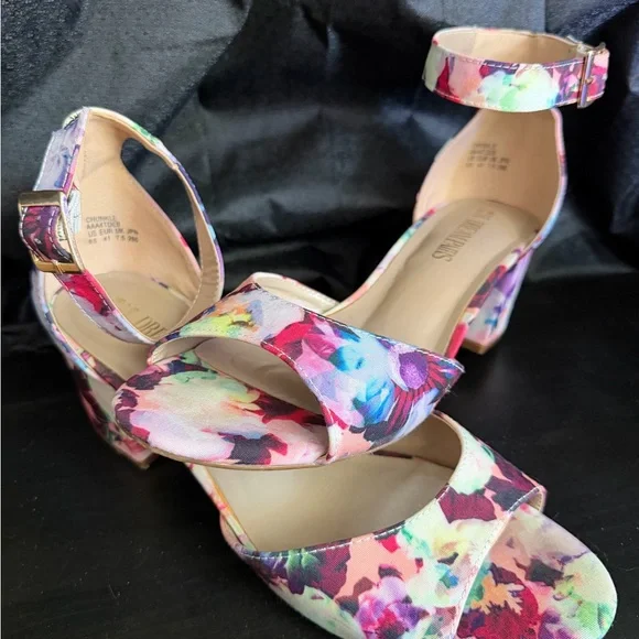 Dream Pairs Multicolor Floral Sandals - Picture 8 of 10